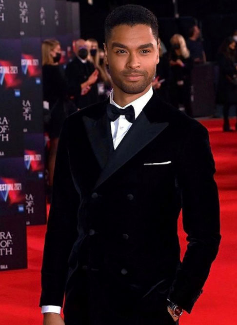 Regé-Jean Page – ator britânico de origem zimbabuana. Nascido em 27 de abril de 1988, em Londres, chama atenção pelos traços simétricos, sorriso marcante e presença sofisticada.