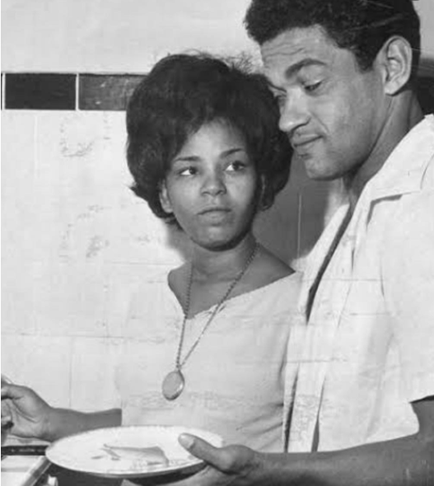 Garrincha morreu de cirrose hepática em 1983.  Elza manteve alguns relacionamentos, mas só voltou a se casar em 2002 com Anderson Lugão. Eles se separaram 6 anos depois. 