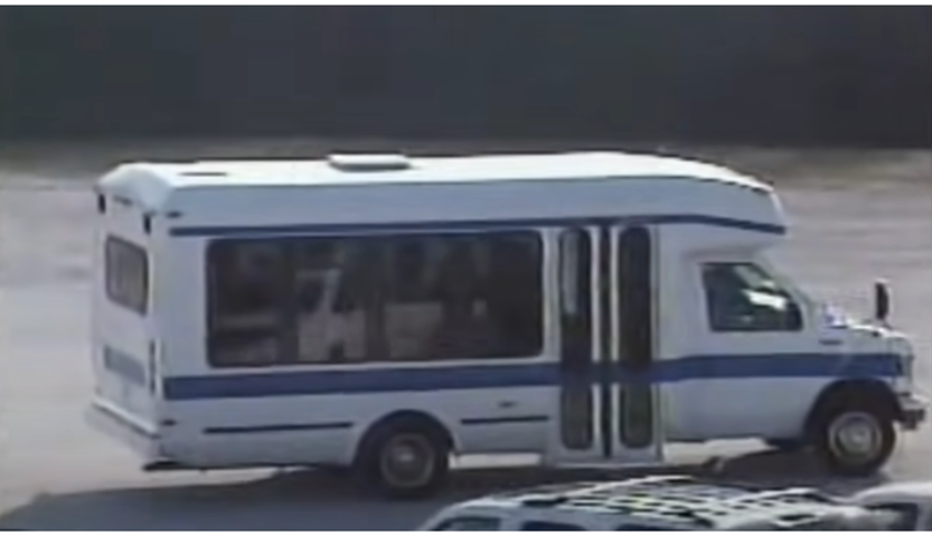 Em Cabo Canaveral, as famílias que tinham comparecido para ver presencialmente a chegada do ônibus foram transportadas para outros locais. -Reprodução TV Globo