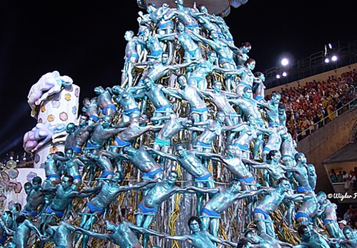 <p>O inovador carnavalesco Paulo Barros revolucionou o carnaval na Sapucaí com o carro do DNA no enredo sobre os avanços da Ciência em 2004. Ele apostou todas as fichas em alegorias humanas, com coreografias que tornavam os carros “vivos”. Sucesso esplendoroso. </p>
