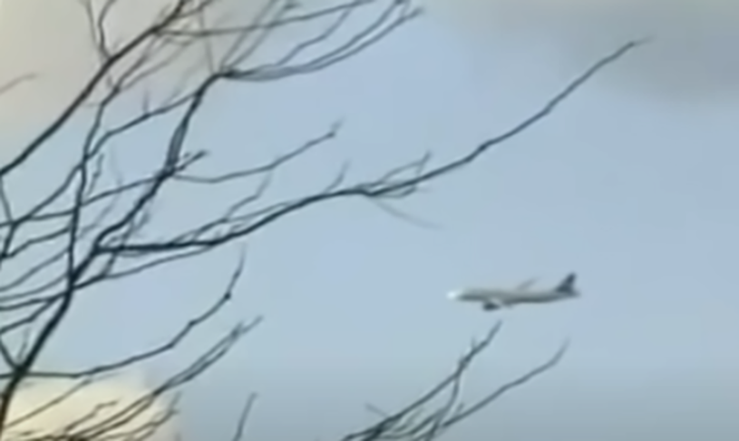 Um cinegrafista amador filmou o avião passando a baixa altitude (foto).  A situação era tão complicada que a aeronave passou a menos de 270 metros da ponte George Washington. -Reprodução TV Globo