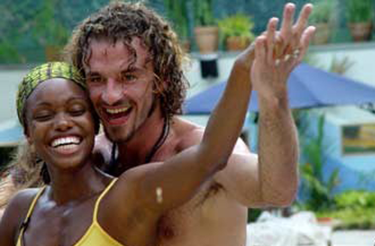 O primeiro romance da história do BBB foi entre Serginho e Vanessa Pascale, logo na primeira edição, em 2022, apresentada por Pedro Bial. Aquela temporada chamou a atenção do público, e quem ficou com o prêmio de R$ 500 mil foi Kléber Bambam.-Reprodução Rede Globo