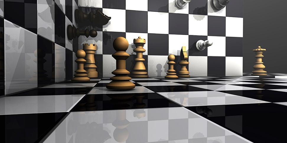 As torres ficam posicionadas nas extremidades da última fileira de casas. Seus movimentos são horizontais ou verticais, sendo que elas não podem pular uma outra peça.