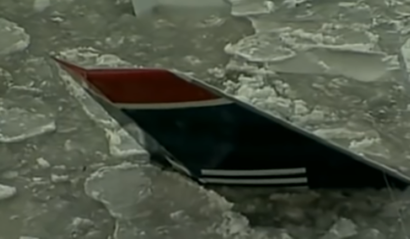 O avião foi amarrado para não afundar, em meio ao gelo do rio,  enquanto a remoção não poderia ser feita. -Reprodução TV Globo