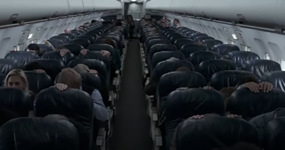 Noventa segundos antes do pouso, Sully anunciou que haveria impacto e as comissárias de bordo instruíram os passageiros.  -Reprodução Filme 