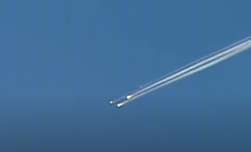  O ônibus espacial foi se desintegrando no ar, formando várias bolas de fogo (foto), quando sobrevoava o Texas, a 63 km de altitude, na volta para o planeta. Faltavam 16 minutos (2.250 km) para a aterrissagem. -Reprodução YouTube Dobra Espacial 