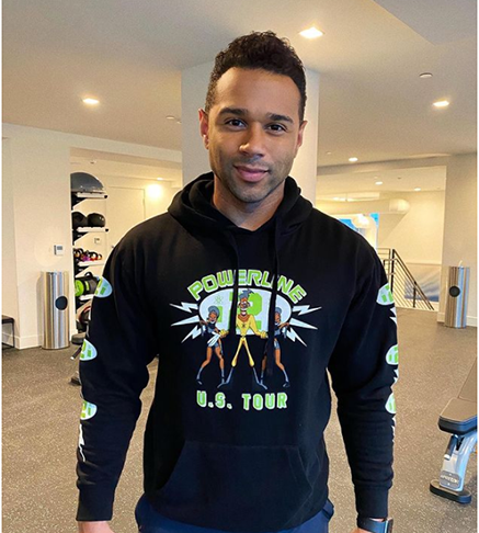 Corbin Bleu – ator, cantor e dançarino americano. Nascido em 21 de fevereiro de 1989, em Brooklyn, Nova York, destaca-se pelos traços juvenis, sorriso aberto e energia vibrante.