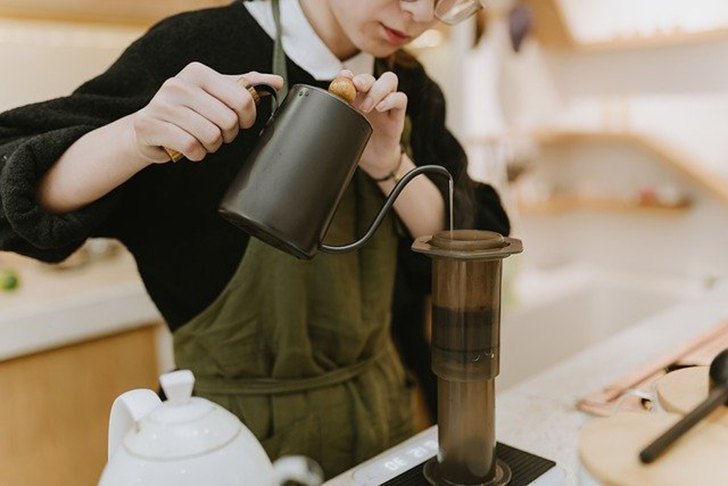 Para cada 300 ml de Ã¡gua (filtrada ou mineral), use 2 colheres de copa de cafÃ©. Ferva a Ã¡gua atÃ© fazer bolhas grandes. Desligue o fogo e espere dois minutos antes de jogar a Ã¡gua no pÃ³. A temperatura fica ideal.  