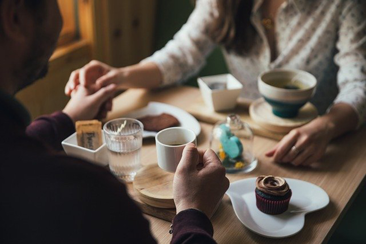 A resposta é Oriente Médio. Foi lá que surgiram as primeiras cafeterias, que eram ambientes muito populares e que se tornaram um espaço para interação social.-stocksnap pixabay