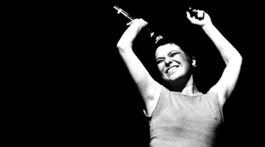 Entre seus grandes hits estão Madalena, eternizada por Elis Regina (foto), Começar de Novo, sucesso na voz de Simone, e Novo Tempo, com mensagens de esperança e renovação.
-Divulgação