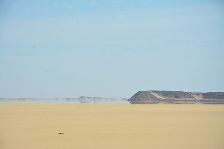 É um fenômeno semelhante ao que ocorre em trechos de deserto que parecem ter água. E também é observado no asfalto quente no verão. As linhas de calor que irradiam para cima indicam a grande diferença de temperatura entre o pavimento e o ar mais frio e resultam em distorção visual da área ao redor.  