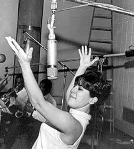 <p>Foi Elis Regina que consagrou pérolas como “Águas de Março”, “Inútil Paisagem” e “Triste”, faixas do disco “Elis e Tom”, gravado em 1974 nos Estados Unidos, mostrado num documentário do produtor Roberto de Oliveira, no canal Arte 1.</p>
