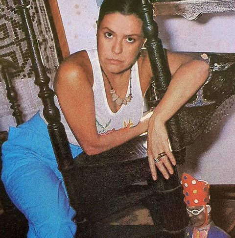 <p>Elis ultrapassava com frequência o papel de cantora e dava opiniões políticas e sociais sobre o Brasil. Chamada de “Pimentinha”, fazia jus ao apelido ao polemizar em questões que muitos colegas de profissão preferiam ignorar.</p>
