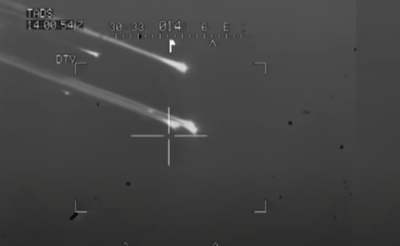 Um piloto de helicóptero que voltava de uma missão viu rastros incomuns e filmou um vídeo (foto) que acabou sendo útil para a investigação. -Reprodução YouTube Dobra Espacial 