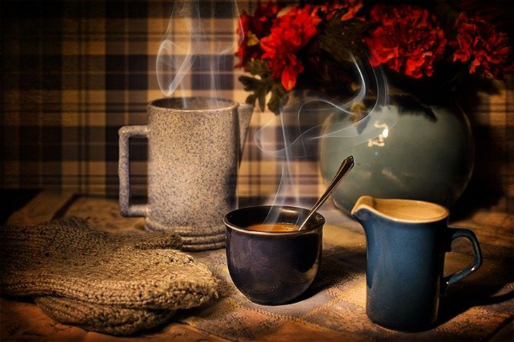 No entanto, um estudo publicado na revista acadêmica Annals of Internal Medicine indicou que tomar cerca de três xícaras de café por dia pode reduzir o risco de morte, além do fato de o café ter antioxidantes.-jill wellington - pixabay
