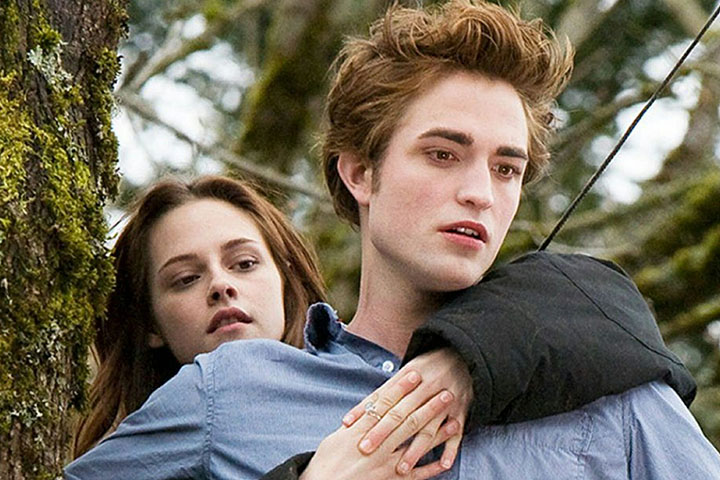 Robert Pattinson e Kristen Stewart: Outro casal bem popular que surgiu a partir de bastidores. A dupla se conheceu nas gravações da saga “Crepúsculo”, de 2018 e a partir dali surgiram inúmeros rumores de que os dois estariam juntos. 