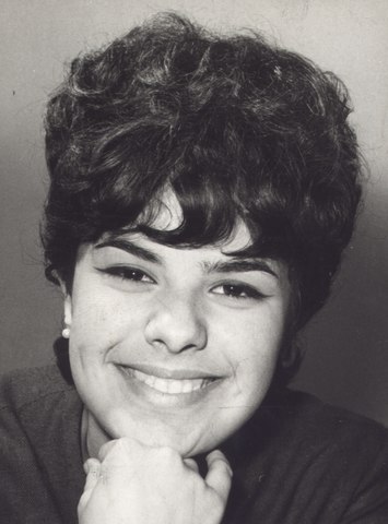 <p>Em 1964, Elis e o pai se mudaram para o Rio de Janeiro. A mãe dela e o irmão mais novo ficaram no Sul. Eles chegaram ao Rio pouco depois do golpe militar. Elis assinou contrato com a TV Rio para se apresentar no programa “Noites de Gala”.</p>
