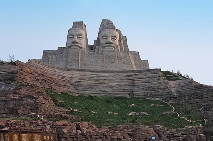 Imperadores Yan e Huang (China) - 106m - Fica em Zhenghou. Esculpida numa montanha à margem do rio Amarelo, precisou de 20 anos para ser finalizada.  Só os bustos têm 51 metros, foram a escultura feita na rocha que serviu para sustentar os rostos.