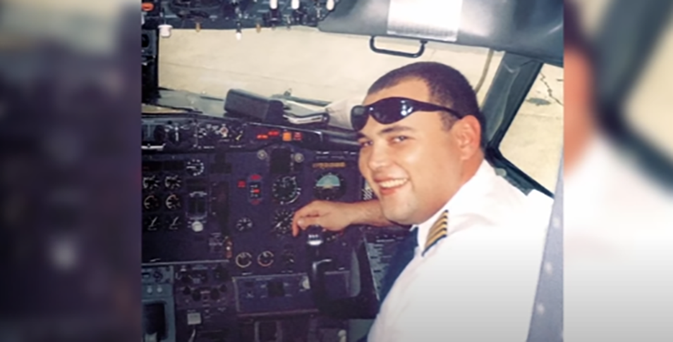 Em meio a tantas mentiras, Marcelo Ã© piloto - de verdade. ApÃ³s frequentar um aeroclube e  participar de voos de instruÃ§Ã£o, ele fez curso de piloto e obteve o brevet. No entanto, foi financiado por traficantes que exigiram o transporte de contrabando entre Brasil e Paraguai. 