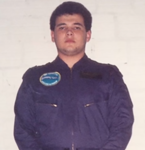 Aos 16 anos, passou a assessorar policiais em delegacias para adquirir o jargão e depois poder se passar por policial para obter vantagens.