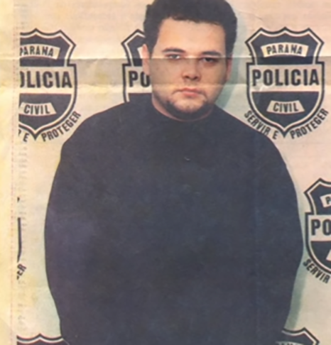  Ao ser descoberto, foi levado à delegacia pelo próprio policial de quem ele havia assumido a identidade. Ele contou que, no percurso, foi aterrorizado por roletas russas.  Como ele é mentiroso... será que isso aconteceu? 