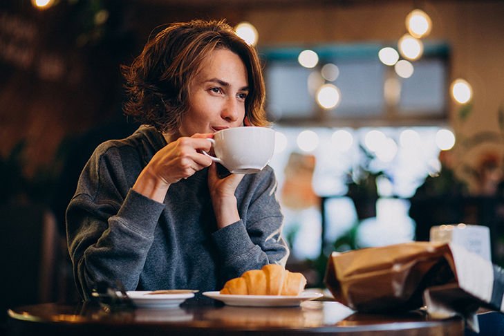 Faz bem para saúde - É verdade que exagerar no café pode trazer complicações para o seu organismo. No entanto, um estudo publicado na revista acadêmica Annals of Internal Medicine indicou que tomar cerca de três xícaras de café por dia pode reduzir o risco de morte, além do fato de o café ter antioxidantes.