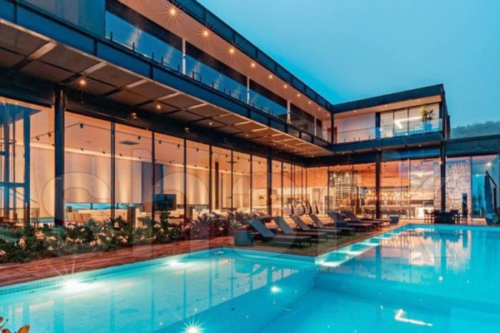 Bairros como Cambuí e Alphaville são exemplos de áreas com aluguéis e imóveis de alto custo, refletindo a classe média alta e a presença de empresas de grande porte. Na foto, a antiga mansão do jogador brasileiro Neymar, em Alphaville.