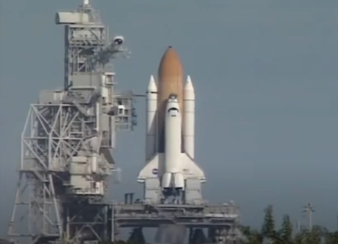 A história do Columbia começa em 12/4/1981, quando ele foi lançado pela NASA, a agência espacial americana. Em 27 anos, o Columbia fez 124 voos e 4.808 órbitas-Reprodução YouTube Dobra Espacial