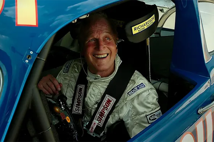 <p>Fora das telas, Newman também se destacou como piloto de automobilismo, competindo em corridas profissionais e participando de eventos como as 24 Horas de Le Mans.</p>
