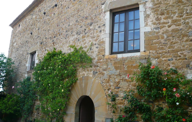 Em 1969, Dalí deu um castelo medieval de presente para Gala na cidade de Puból, na Catalunha, e eles viveram juntos ali. Foi no castelo que Gala morreu e foi enterrada em 1982.  - Divulgação Trip Advisor 