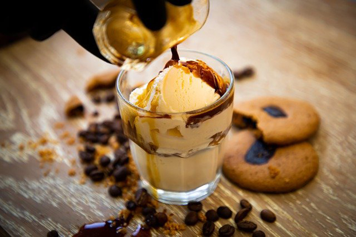 Outra forma de consumir café de maneira alternativa é como calda para sorvete. O sorvete pode ser de qualquer sabor, e a calda de café dá aquele complemento especial. 