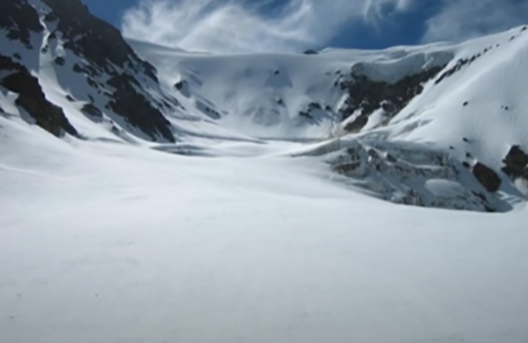 Ao caminharem em busca de horizonte, só viam montanhas gigantescas cobertas de neve.  O alpinista Ricardo Peñas liderou uma expedição para documentar a rota de fuga dos sobreviventes e fez descobertas no local do acidente. Seus registros (foto) mostram as paisagens desoladoras vistas pelos sobreviventes ao redor da aeronave.