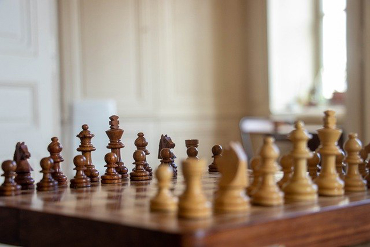 JÃ¡ os cavalos, posicionados ao lado das torres, andam em â??Lâ?. SÃ£o duas casas para frente ou para atrÃ¡s, e uma para o lado, existindo a possibilidade de pular possÃ­veis peÃ§as no â??trajetoâ?. 