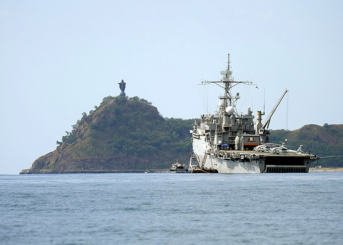 Timor Leste - PaÃ­s do sudeste asiÃ¡tico, cercado por recifes de corais. Ocupa metade da ilha de Timor.  A estÃ¡tua do Cristo Rei (foto), com 22m de altura, fica no alto de uma colina na capital DÃ­li. 