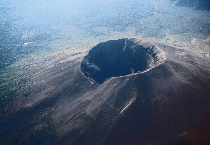 O Vesúvio é o único vulcão na Europa continental a ter entrado em erupção nos últimos 100 anos, embora atualmente esteja adormecido. - I. Pastorius wikimedia commons 