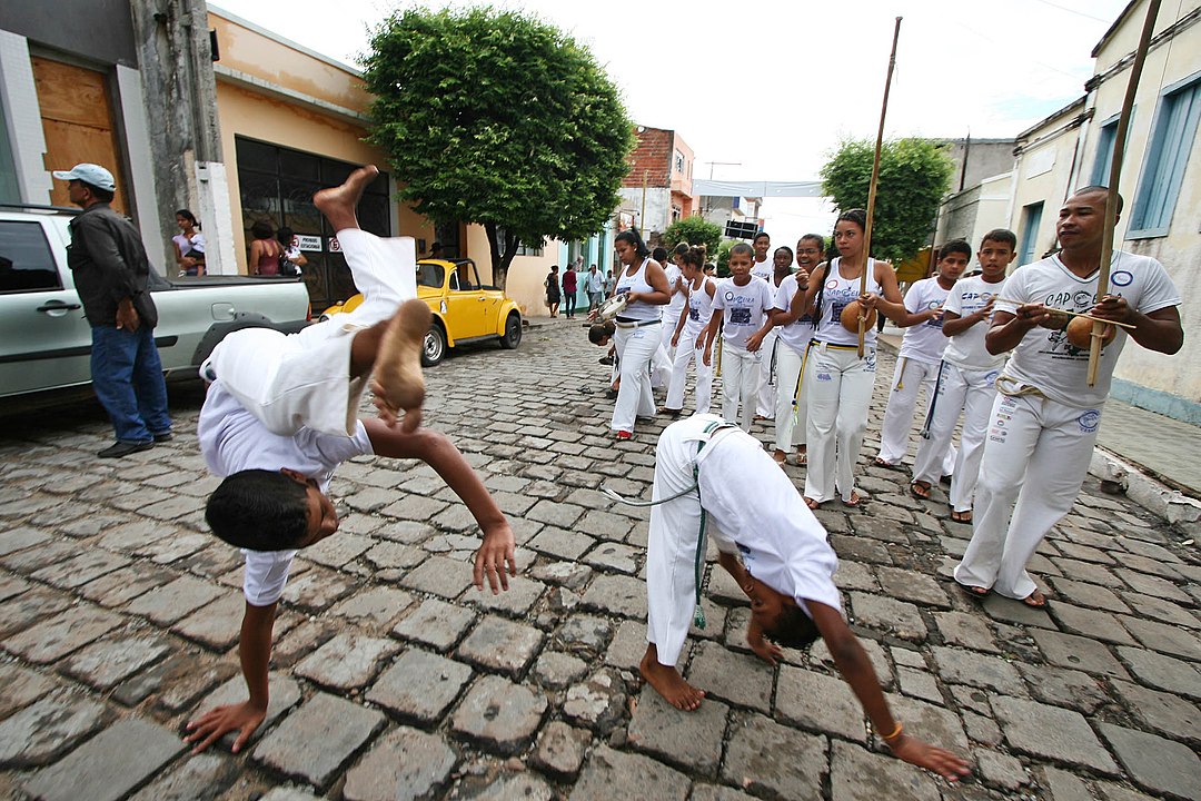 É jogo! É música! É defesa! É dança!  Conheça a arte da Capoeira!