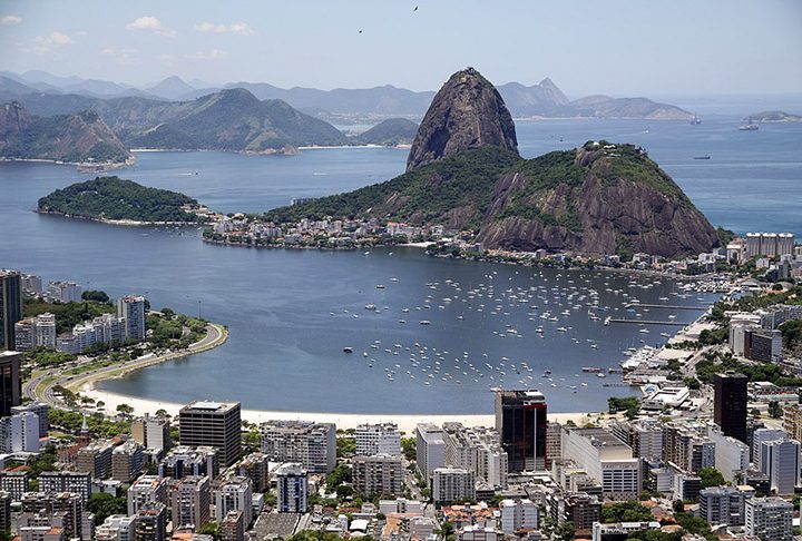 Apesar da beleza natural, a área enfrentou problemas ambientais ao longo do tempo, principalmente relacionados à poluição das águas da Baía de Guanabara. Projetos de recuperação ambiental e melhorias urbanas passaram a integrar debates frequentes sobre o futuro da região.