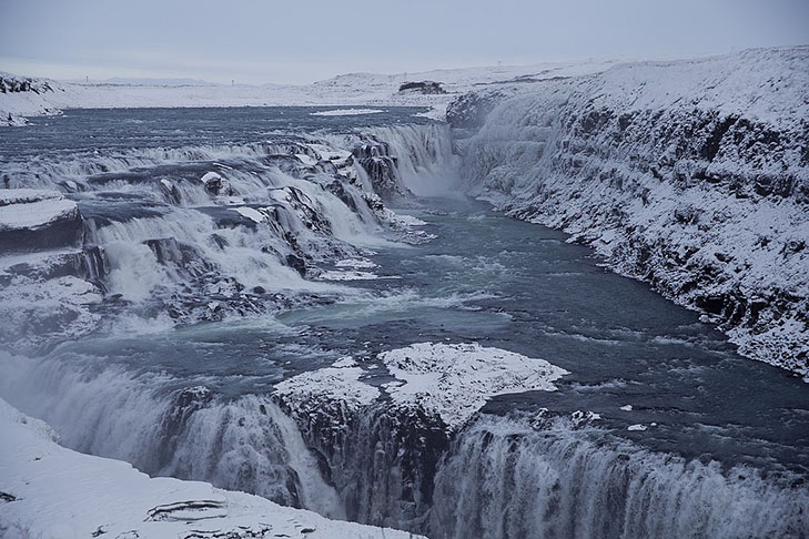 As Cataratas de Gullfoss, cujo nome em islandês significa Catarata Dourada, despejam a água do rio Hvitá, proveniente do glaciar Langjökull.  Um cenário que tem bastante gelo nas estações mais frias do ano. -Sarah1990 wikimedia commons 
