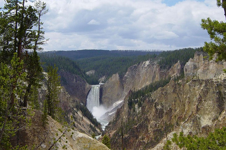 As Cataratas de Yellowstone - Duas cachoeiras são as atrações no Parque Nacional Yellowstone. As quedas têm 33m na parte superior e 94m na inferior, com 22 m de largura. Uma cachoeira estreita, mas feroz, com 240 m³ de água por segundo, num cânion monumental de 304m de altura. -Daniel Mayer wikimedia commons 