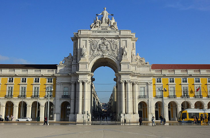 Lisboa é a capital e a cidade mais populosa de Portugal. Entre os destinos mais conhecidos estão Porto, Sintra, Coimbra e as praias do Algarve. O país também reúne castelos, palácios, centros históricos e monumentos que preservam diferentes períodos de sua longa história.