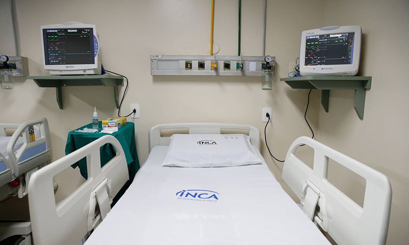 Quinze dias após a picada, ainda com dores e pus no local, ela precisou ser internada no Hospital das Laranjeiras. Os médicos logo avisaram que a jovem poderia ter que amputar a perna. Após 49 dias hospitalizada, ela perdeu 30% da panturrilha esquerda. 