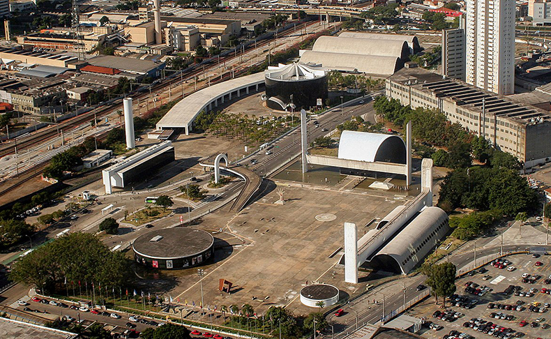 Memorial da América Latina - Inaugurado em 1989, tem acervo permanente de obras de arte, biblioteca com 30 mil volumes e espaço para eventos culturais. Fica em um terreno de 85 mil m² no bairro da Barra Funda.  Tem arquitetura de Oscar Niemeyer e projeto cultural de Darcy Ribeiro.  