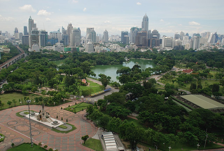 Bangkok, Tailândia: Localizada no Sudeste Asiático, Bangkok abriga cerca de 11 milhões de pessoas em 1.568 km². Partes da cidade estão a cerca de 1 metro abaixo do nível do mar, enfrentando risco de afundamento devido ao uso excessivo de lençóis freáticos e à elevação do nível dos oceanos