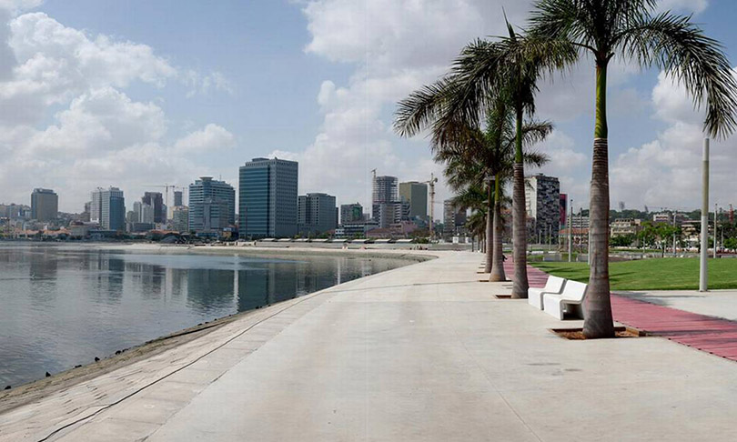 A capital Luanda (foto) conta com belezas naturais. A vizinha, Mussulo, atrai visitantes pelas praias. O Parque Nacional de Cangadala e a Fenda de Tundavala são paraísos para ecoturistas. 