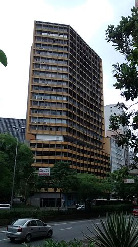 Edifício Joelma (São Paulo) - Uma das maiores tragédias do Brasil ocorreu quando um incêndio se espalhou rapidamente pelo prédio, em 1974. Dos 756 ocupantes do edifício, 187 morreram e mais de 300 ficaram feridos. O prédio foi reformado e, desde então, há relatos de figuras e vozes misteriosas no local. 
