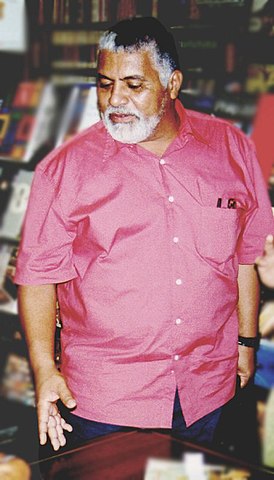 <p>Em 2/6/2002, o jornalista Tim Lopes foi assassinado por traficantes do Complexo do Alemão durante reportagem investigativa. A confirmação da morte foi feita após a descoberta de um fragmento de costela, cujo exame de DNA atestou pertencer ao jornalista. Ele tinha 51 anos. </p>
