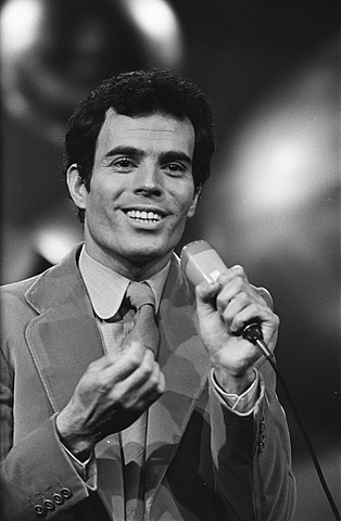 Julio Iglesias- Cantor espanhol, cursou Direito na Universidade San Pablo CEU, em Madri. Mas sofreu um acidente de carro e começou a escrever poemas românticos no hospital. Foi o começo da carreira dedicada à música romântica. 