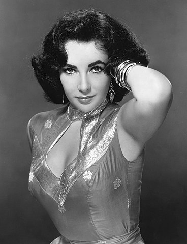 Elizabeth Taylor (1932-2011).  Nascida em Londres, ela começou a carreira aos 10 anos e manteve a atividade até 2003 (71 anos de trabalho em teatro e cinema).  Em Hollywood, protagonizou grandes clássicos, como 