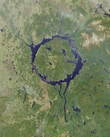 Quebec (Canadá) - A Cratera de Manicouagan foi formada há 215 milhões de anos. Tem 100 km de diâmetro e é bem preservada, com um lago que, visto do espaço, se destaca pelo formato circular bem definido. Seu apelido é 