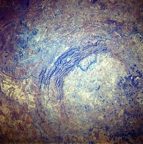 Free State (África do Sul) - A Cratera de Vredefort foi formada há 2 bilhões de anos. É a maior e mais antiga do planeta. Tem 300 km de diâmetro. Hoje, uma cidade ocupa parte da área. 